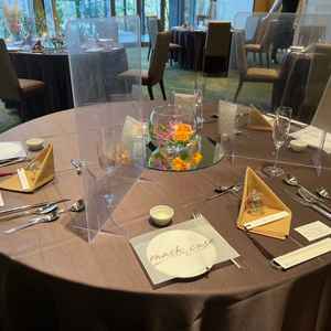 この日のテーブルインテリアを見せていただきました。落ち着いた雰囲気のグランダブリューさんならではのコ