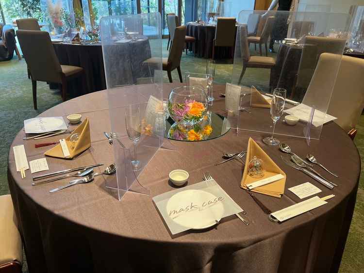 この日のテーブルインテリアを見せていただきました。落ち着いた雰囲気のグランダブリューさんならではのコ