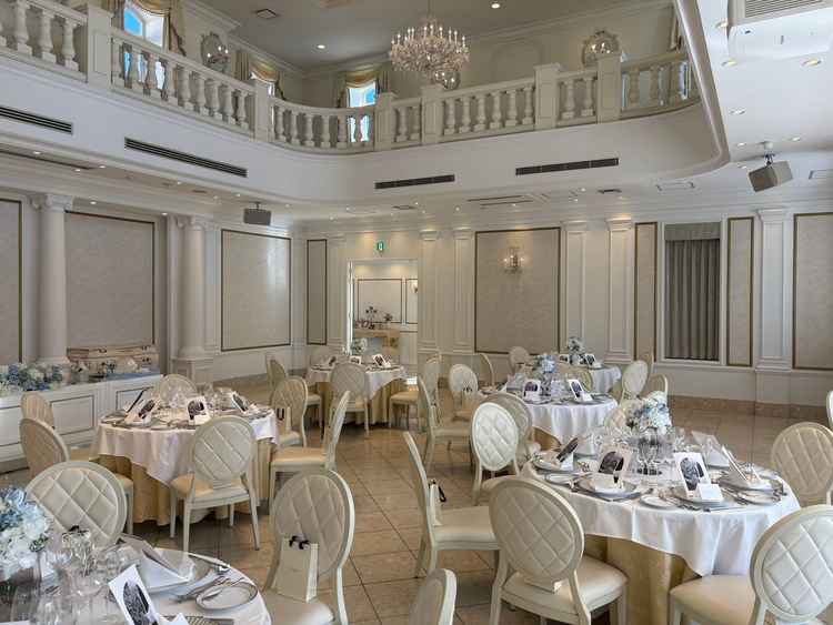 真っ白な披露宴会場はお姫様のような雰囲気が好きな方にぴったりだと思います