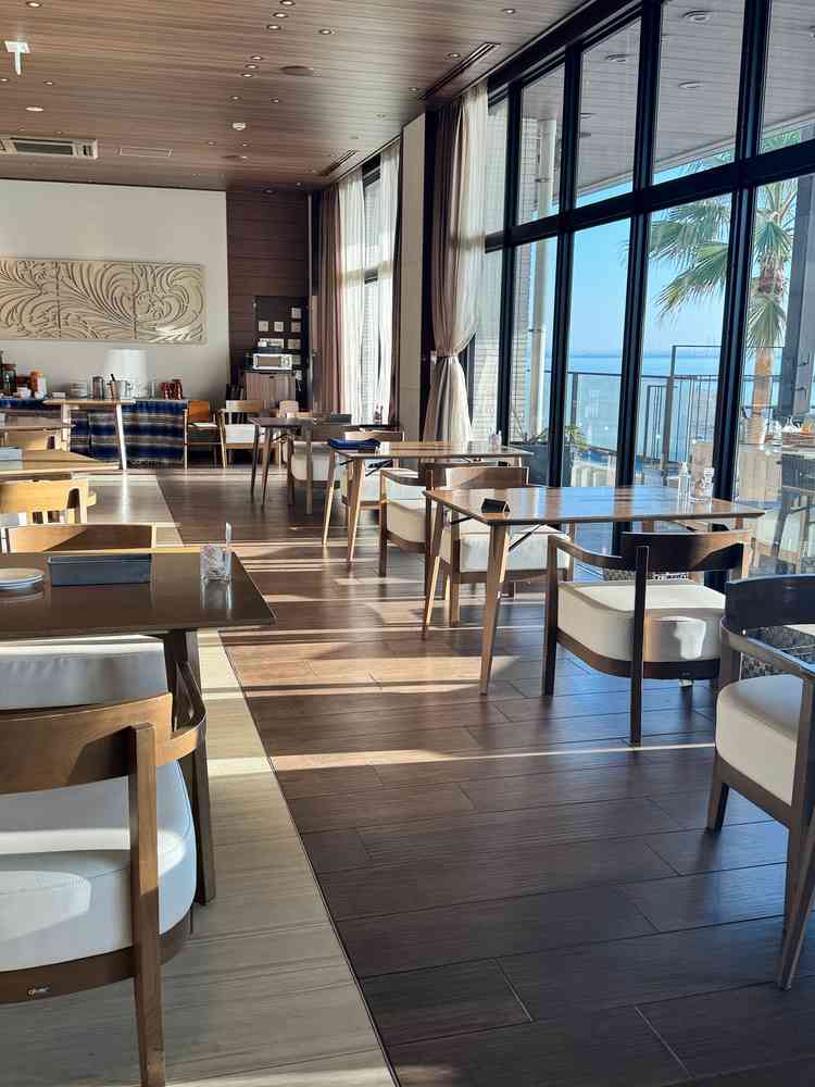 レストランです。少人数の食事会(披露宴)会場として、こちらも使用できると案内いただきました。