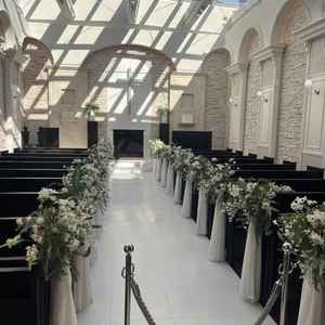 天井の大きな窓から青空がよく見え、自然光がたくさん入る明るい雰囲気のチャペルです。