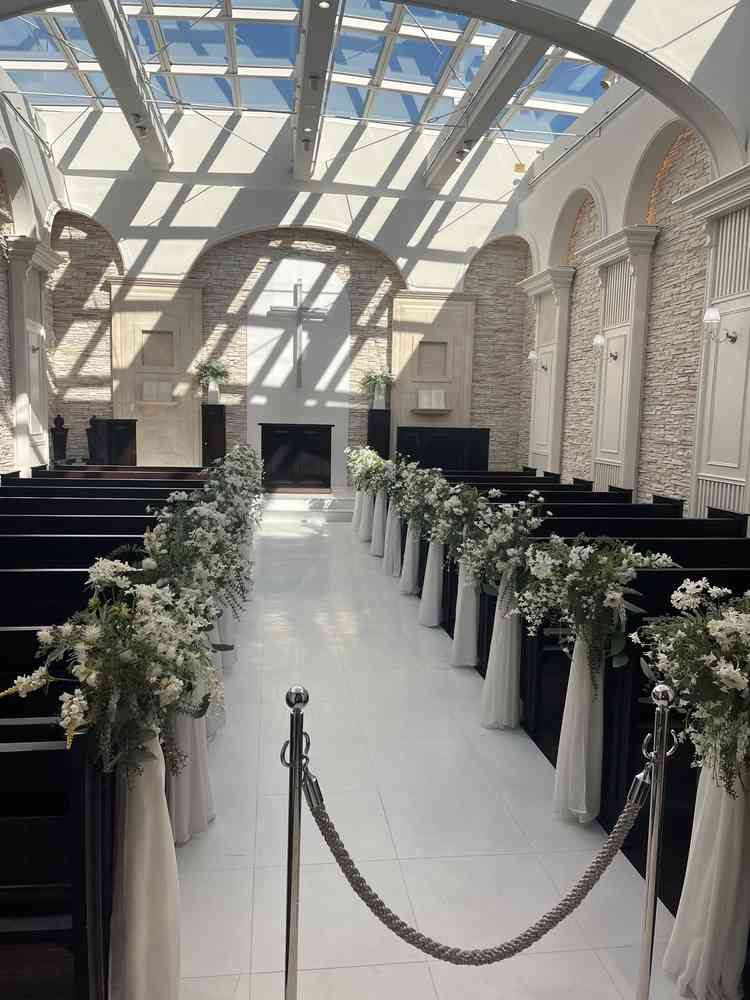 天井の大きな窓から青空がよく見え、自然光がたくさん入る明るい雰囲気のチャペルです。