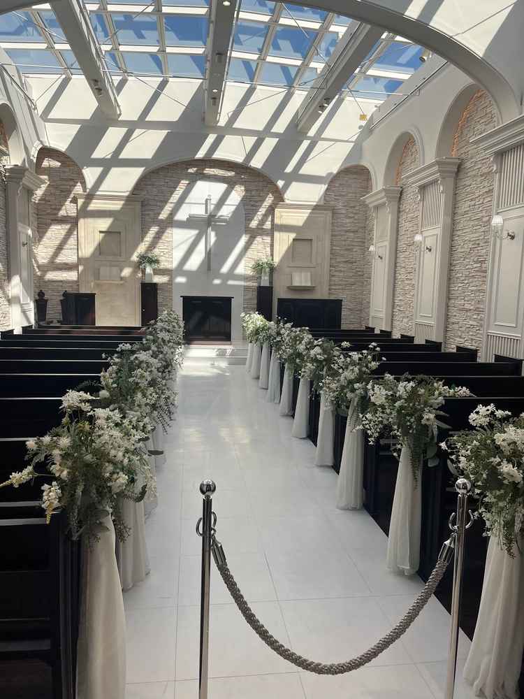 天井の大きな窓から青空がよく見え、自然光がたくさん入る明るい雰囲気のチャペルです。