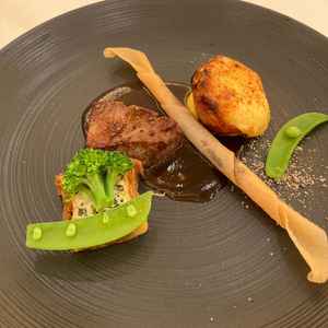 メインに、玉ねぎのグラタン、ステーキ、ほうれん草のキッシュ、春巻きが華やかで美味しかったです。