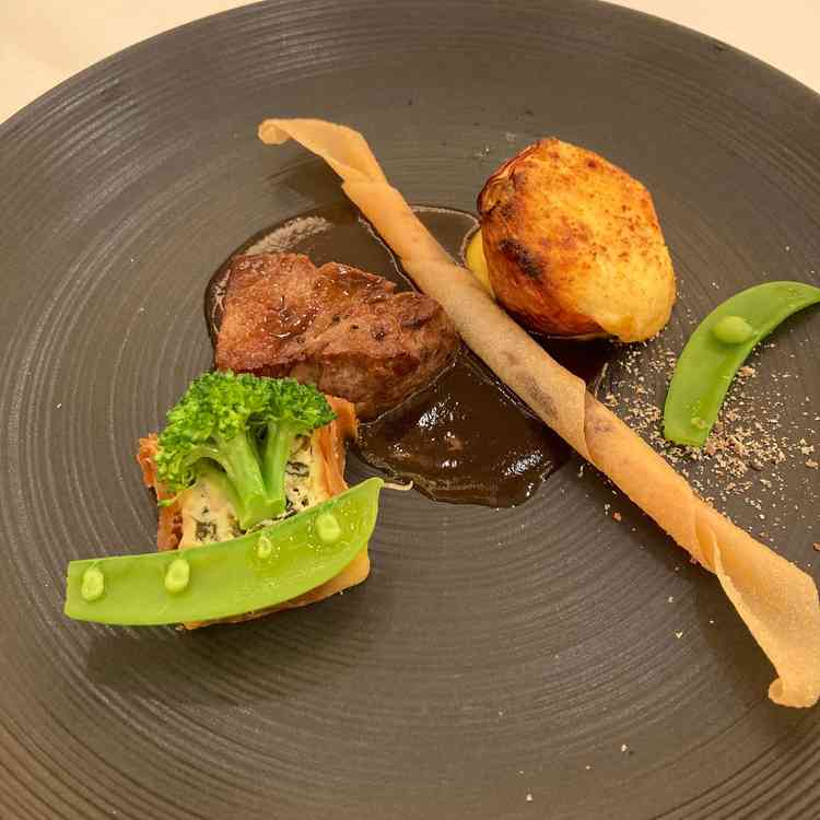 メインに、玉ねぎのグラタン、ステーキ、ほうれん草のキッシュ、春巻きが華やかで美味しかったです。