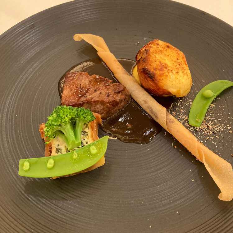 メインに、玉ねぎのグラタン、ステーキ、ほうれん草のキッシュ、春巻きが華やかで美味しかったです。