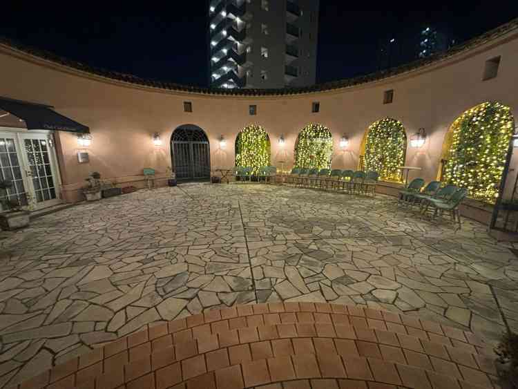 チャペルを出た後、パーティーやブーケトスなどができる場所。