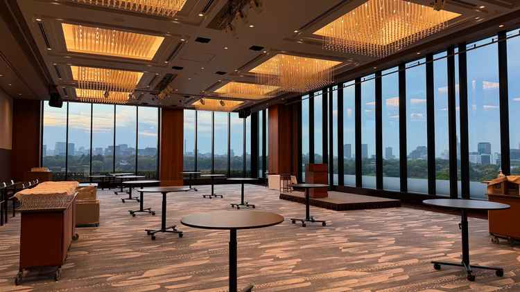 二面窓の披露宴会場