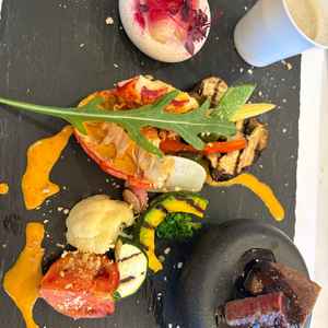 ひと皿にまとまった試食を食べました。どの料理もレベルが高く、シェフが食品を説明してくれた。