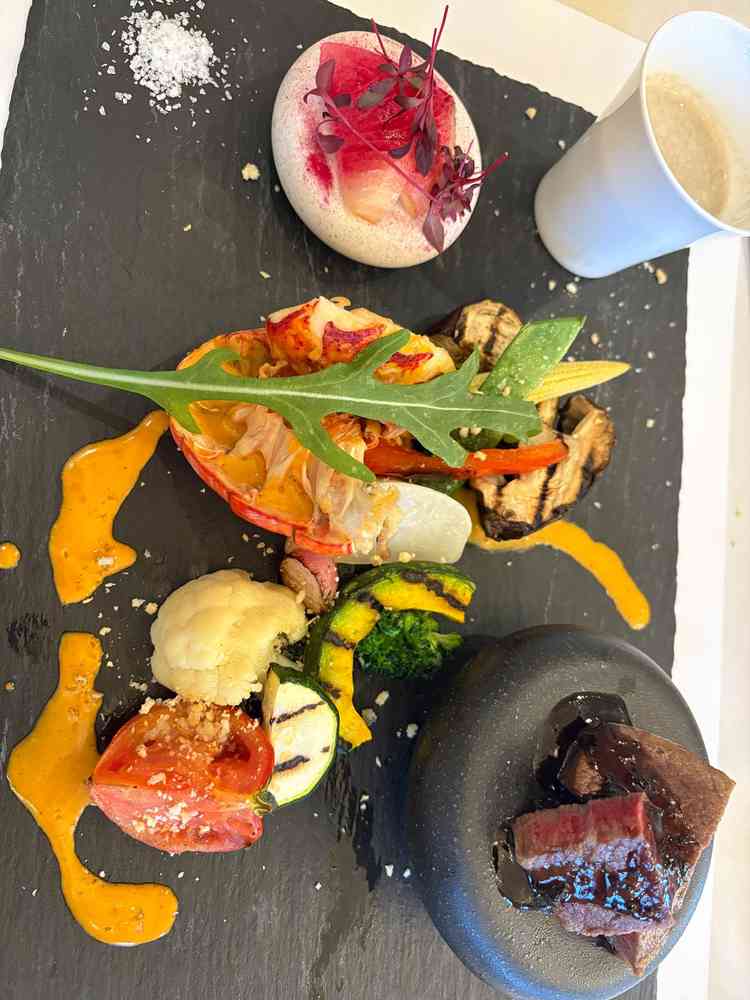 ひと皿にまとまった試食を食べました。どの料理もレベルが高く、シェフが食品を説明してくれた。