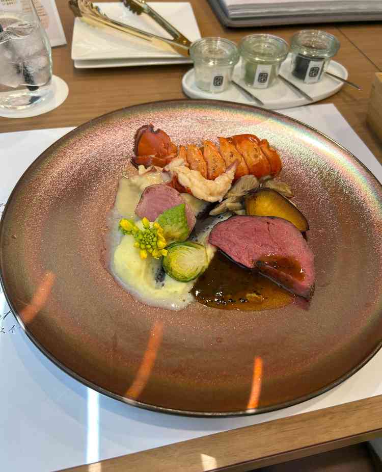 メインの試食写真。お肉は柔らかくソースもトリュフの香りがして美味しかったです。