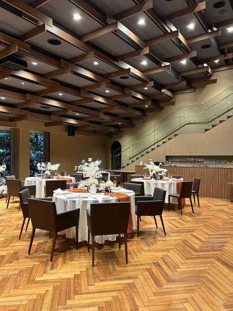 披露宴会場の写真。ここにも建築美を感じました。