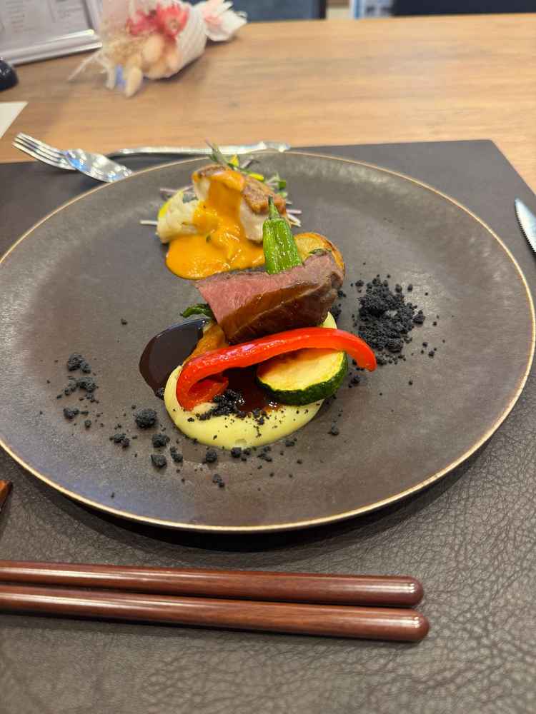 メインのお食事です。特にオマール海老を使ったソースと、赤ワインとウニのソースが美味しかったです。