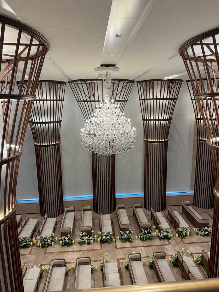 チャペルを上から見た写真です。座る向きは変えられます。（写真はパイプオルガン向き）