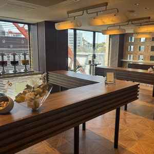 友人たちの待合スペースがスタンディングになっている点が良かったです。席が固定されず自由度が高いです。