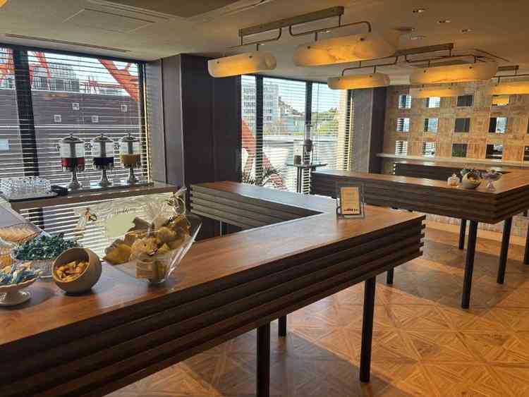 友人たちの待合スペースがスタンディングになっている点が良かったです。席が固定されず自由度が高いです。