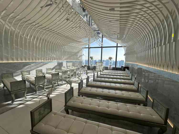 チャペルは想像していた通り最上階で、展望がとても良かったです。陽の入り方も綺麗でした。