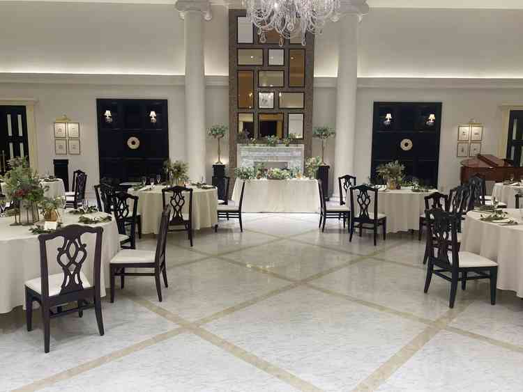 披露宴会場(木目調)