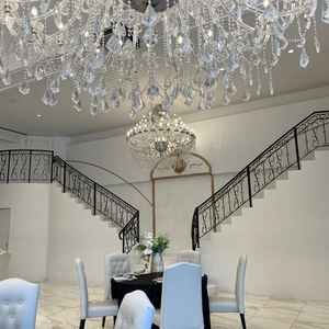 白基調の披露宴会場はプロジェクションマッピング対応です。