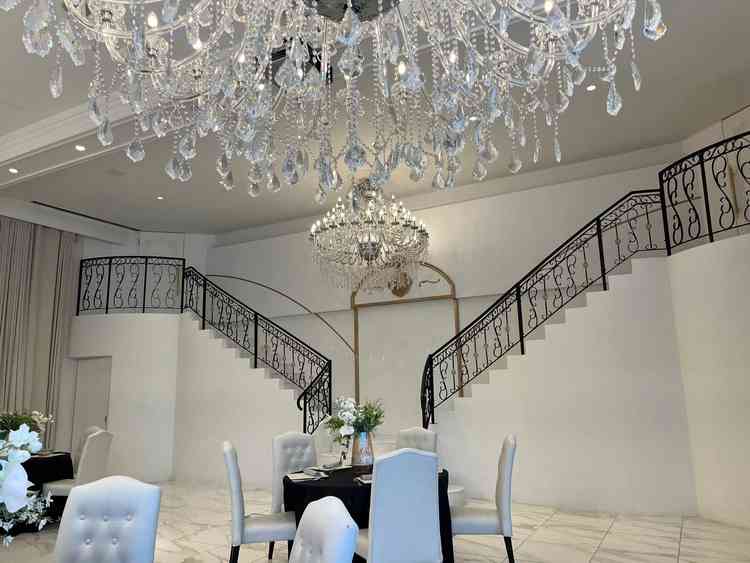 白基調の披露宴会場はプロジェクションマッピング対応です。