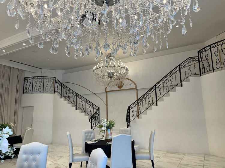 白基調の披露宴会場はプロジェクションマッピング対応です。