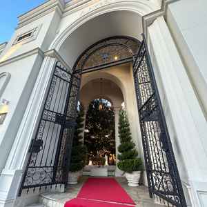 存在感のある入り口でした。中のライトアップやプールが見えて素敵でした。