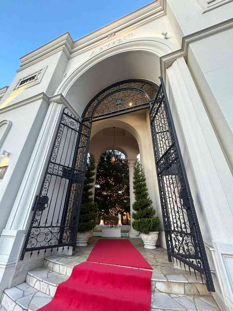 存在感のある入り口でした。中のライトアップやプールが見えて素敵でした。