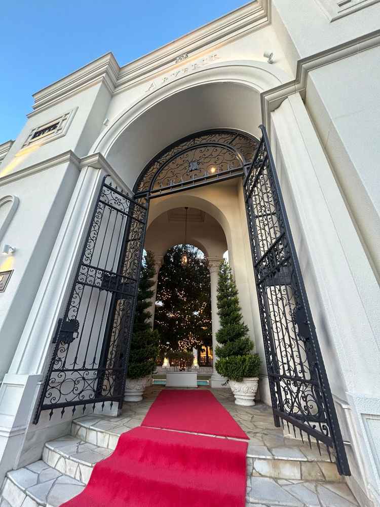 存在感のある入り口でした。中のライトアップやプールが見えて素敵でした。