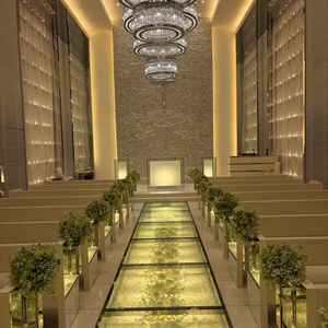 光のバリエーションで雰囲気が変えられる所が良かったです。羽根が降ってくる演出も素敵でした。