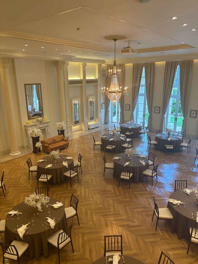 階段上から見た披露宴会場。会場内を見渡せます。、