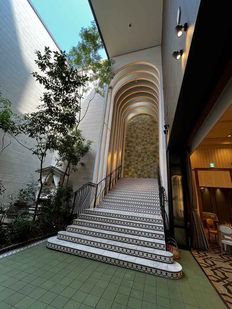 雰囲気の良い全天候対応の披露宴会場内ガーデン