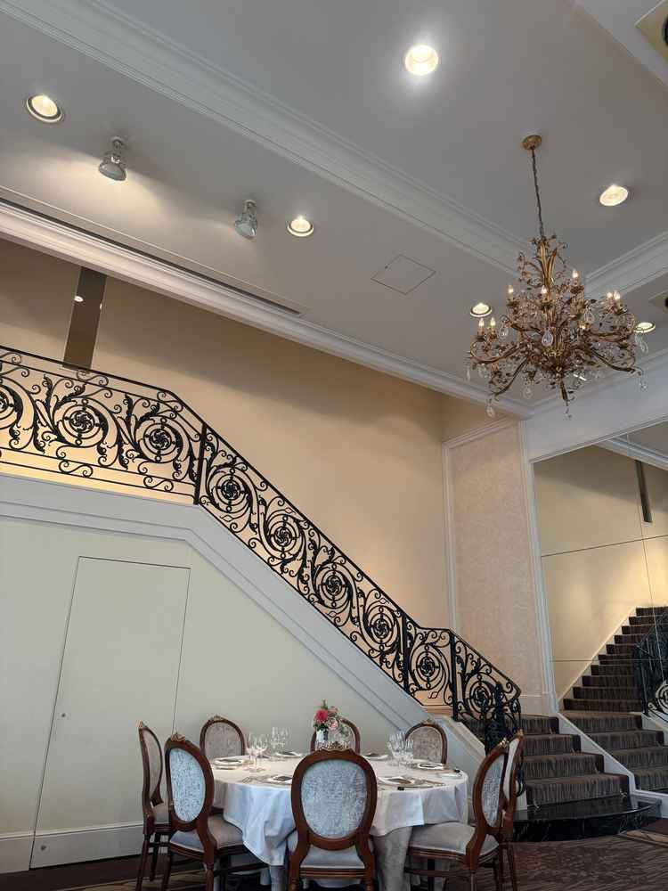 披露宴会場には階段があるので階段を使った演出ができます。鏡もあるので広く感じました。