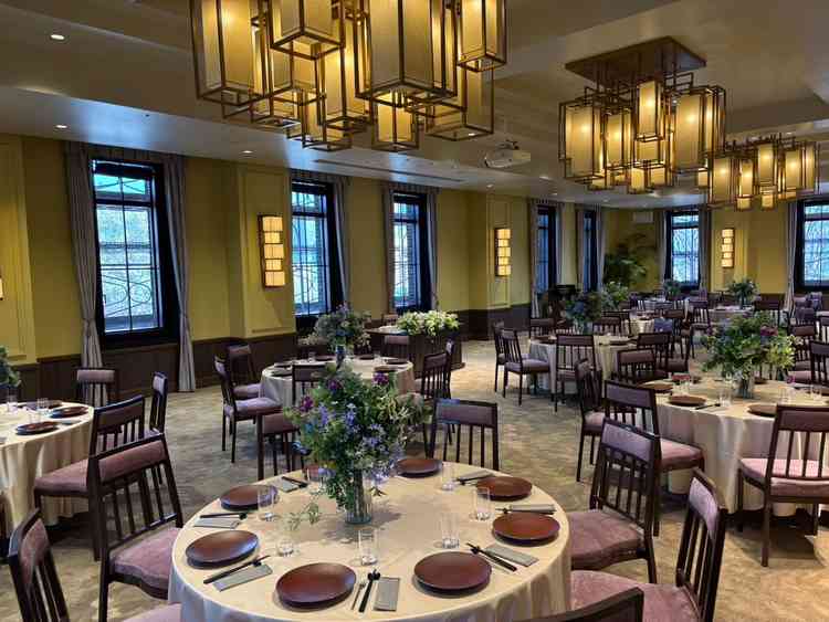 披露宴会場。桜の絵画が飾ってあったり和のテイストがすごく素敵でした。