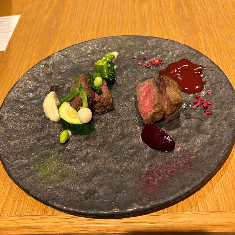 試食のお肉のプレートです。ソースまでとても美味しかったです。