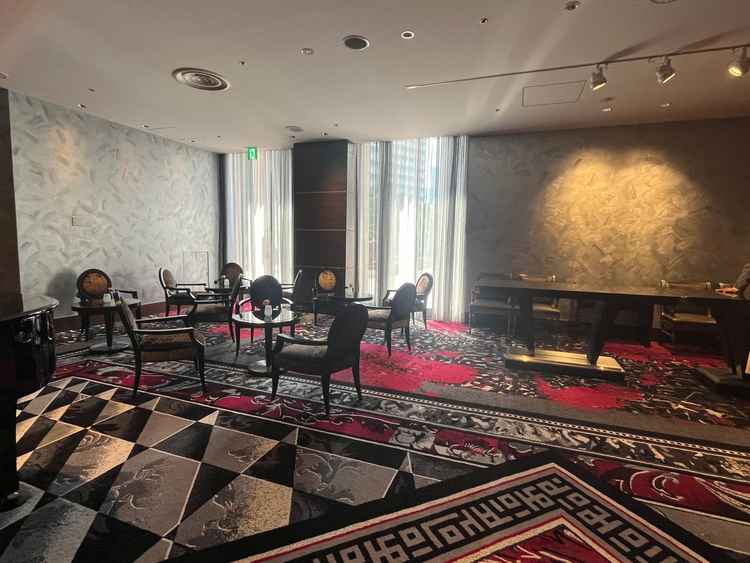 披露宴会場に入る前のゲストの待機スペース。バーカウンターも反対側にはありドリンクをいただける。