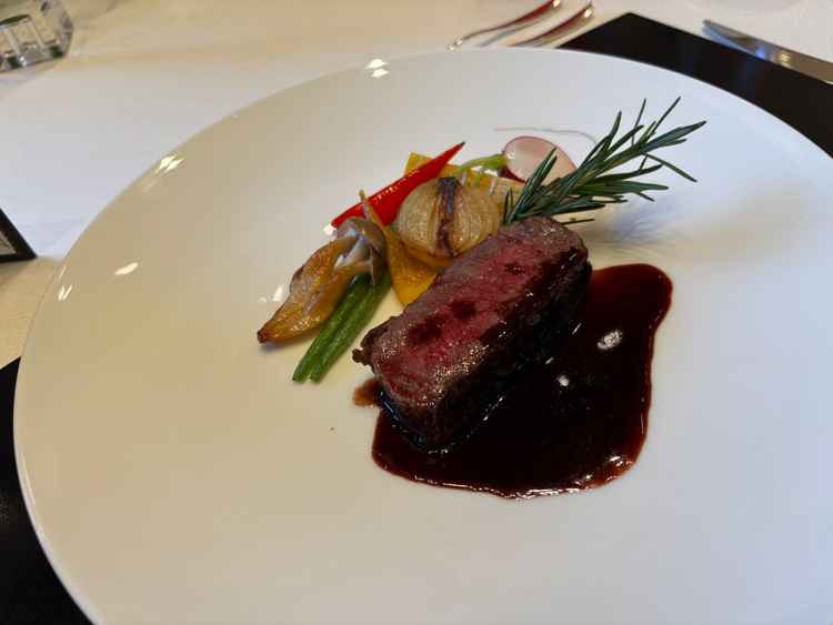 メインの肉料理です。柔らかくも噛みやすいお肉でとても美味しかったです。