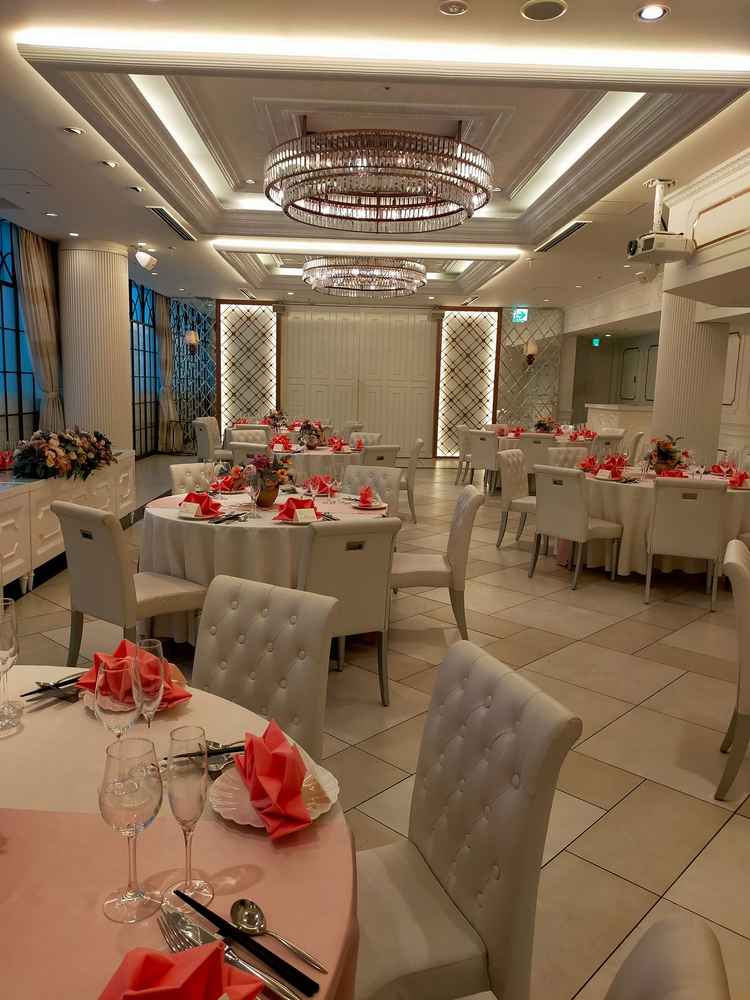 シックな木目調の部屋と、ピンクで可愛くゴージャスな部屋の2種類のうち後者