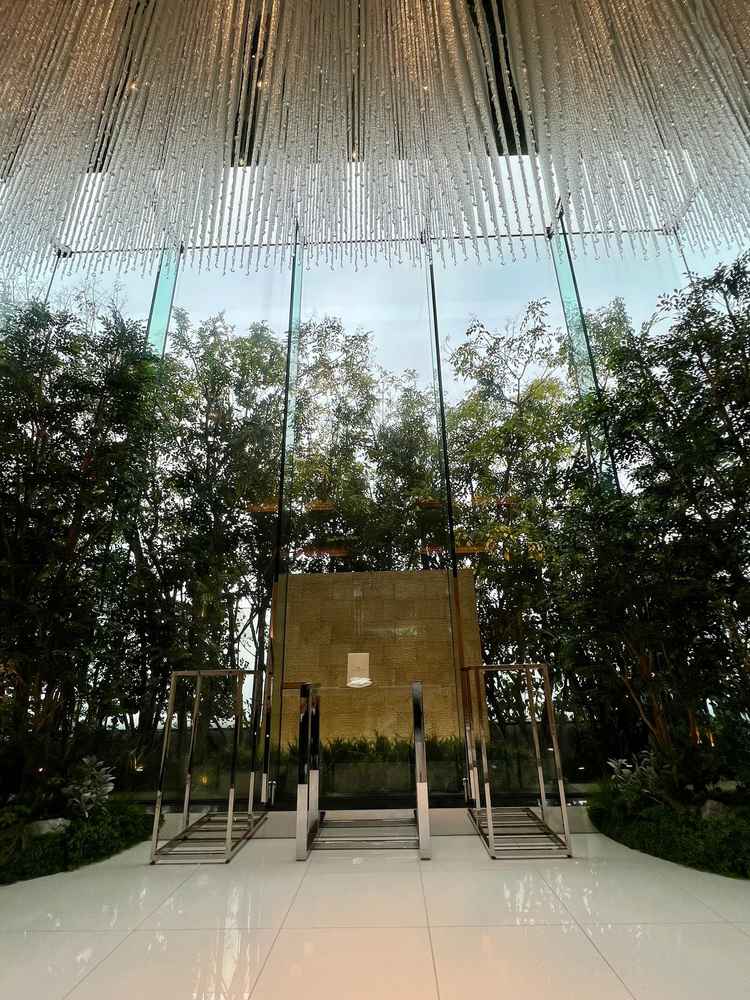 雨の日の見学でも光の入りが綺麗でした。クリスタルの天井と自然光が魅力。