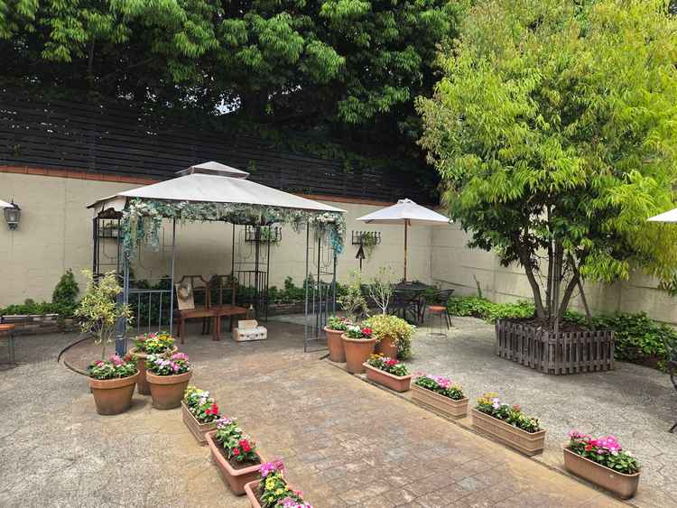待合室の外の風景。花は秋頃でも咲いているとのこと。