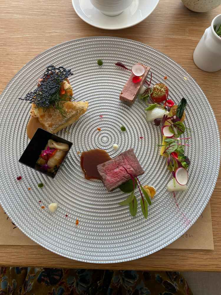 お料理の試食。朝からシェフがこねた塩パンもいただきました。彩りよくとても美味しかったです。