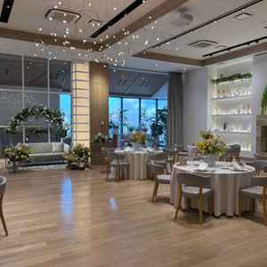 木目と緑がテイストで、温かみのある披露宴会場