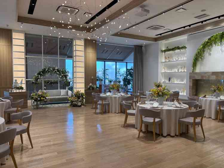 木目と緑がテイストで、温かみのある披露宴会場