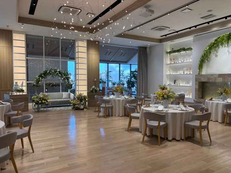 木目と緑がテイストで、温かみのある披露宴会場