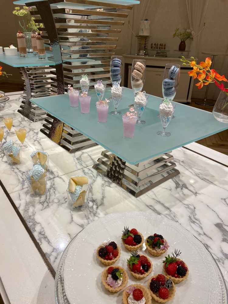 コースにもよるが、スイーツバイキングでゲストにサプライズをすることができる。