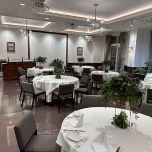 披露宴会場は横長でどのゲストとも距離が近く良いと思った