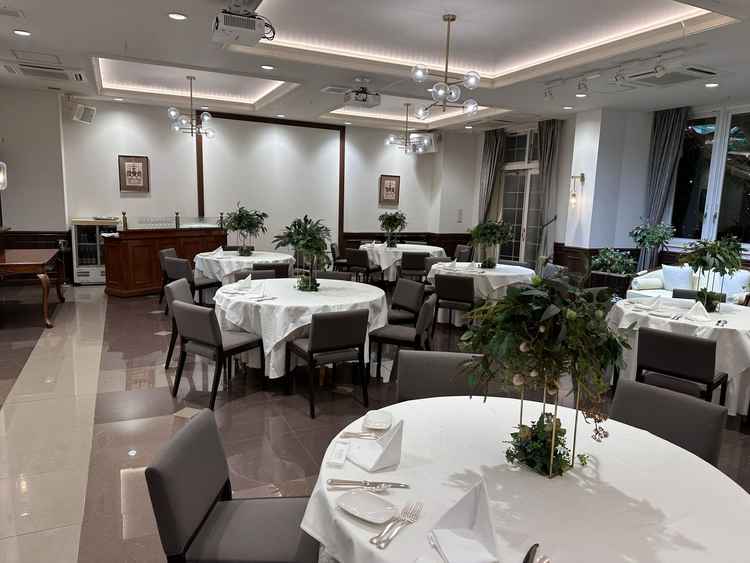 披露宴会場は横長でどのゲストとも距離が近く良いと思った