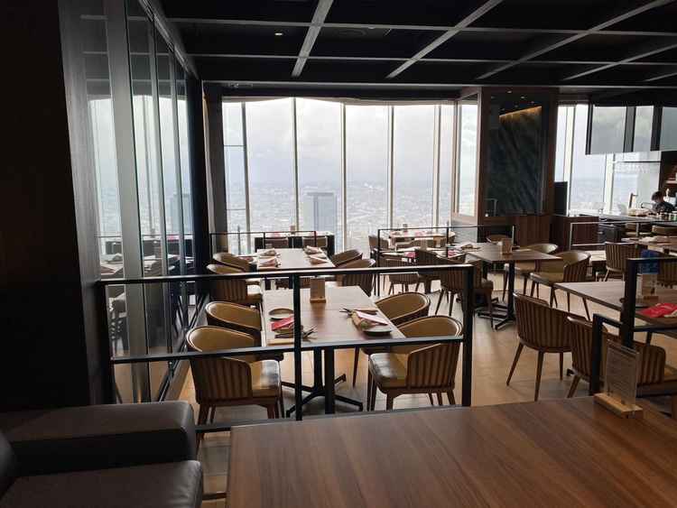 披露宴会場は自分たちの好みでカスタマイズできるよう、敢えてシンプルにしているとのこと。