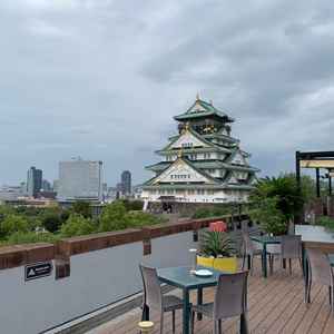 大阪城が間近で見れる屋上。お天気のいい日にはここで写真を撮っても素敵な思い出になりそう。