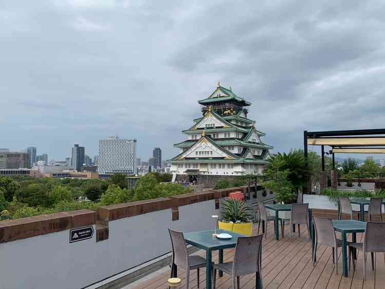 大阪城が間近で見れる屋上。お天気のいい日にはここで写真を撮っても素敵な思い出になりそう。