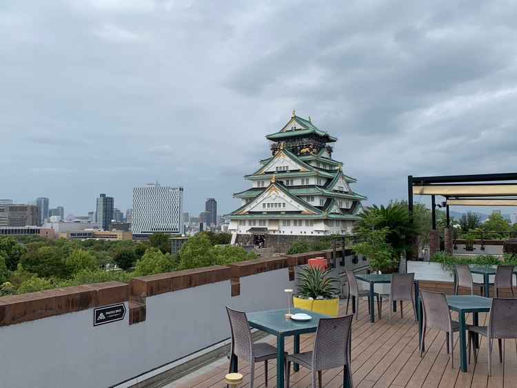 大阪城が間近で見れる屋上。お天気のいい日にはここで写真を撮っても素敵な思い出になりそう。